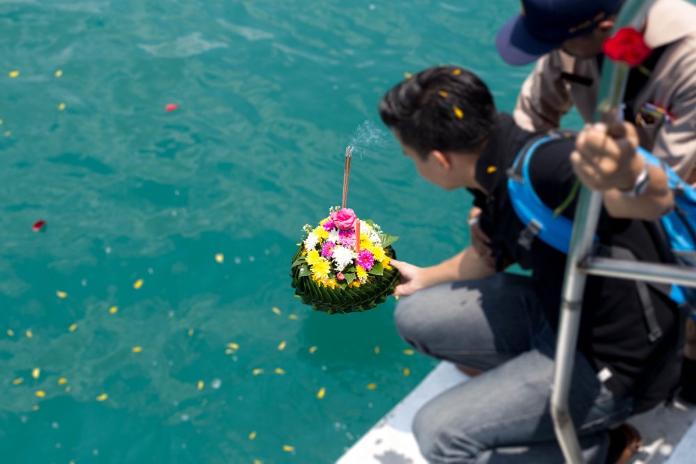 How Do You Scatter Ashes From a Boat?